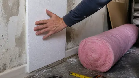 Plaque pour isolation de mur intérieur : polystyrène, laine ou panneau rigide ?